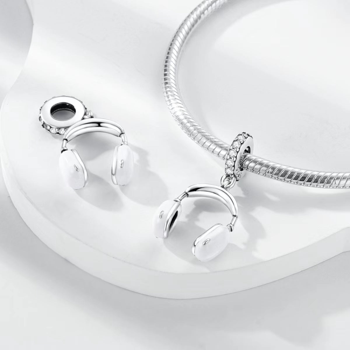 Zenerajongó Charm