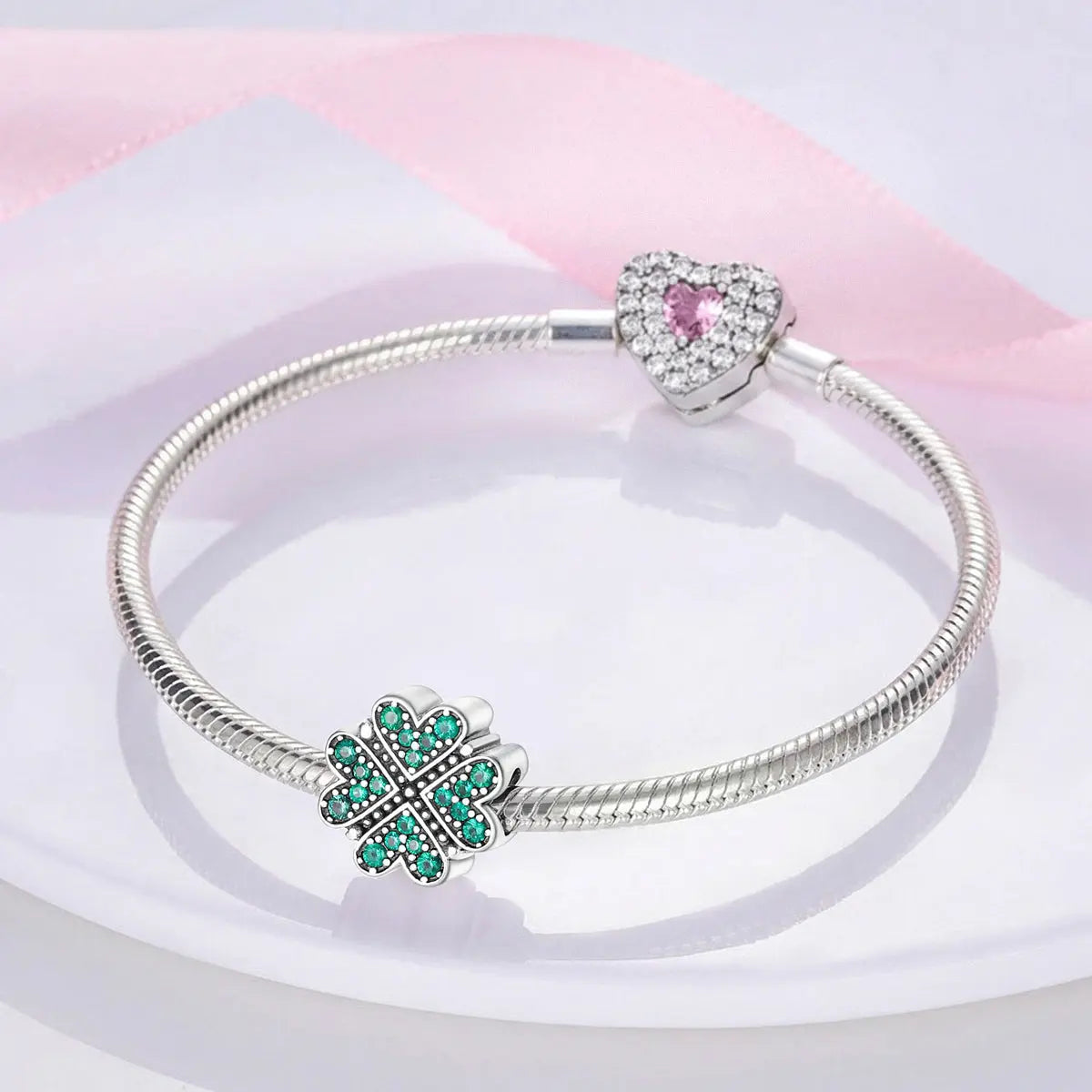 Lóhere Charm Charming